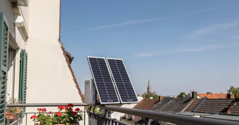 Balkonkraftwerk mit Speicher 2026: Mehr Solarstrom selbst nutzen und Kosten senken