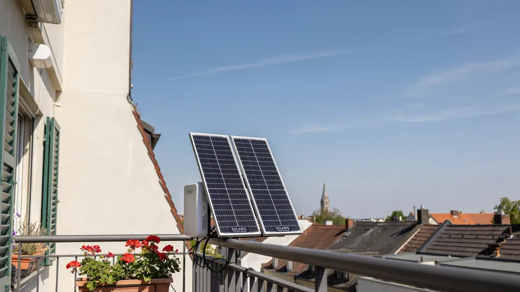 Balkonkraftwerk mit Speicher 2026: Mehr Solarstrom selbst nutzen und Kosten senken